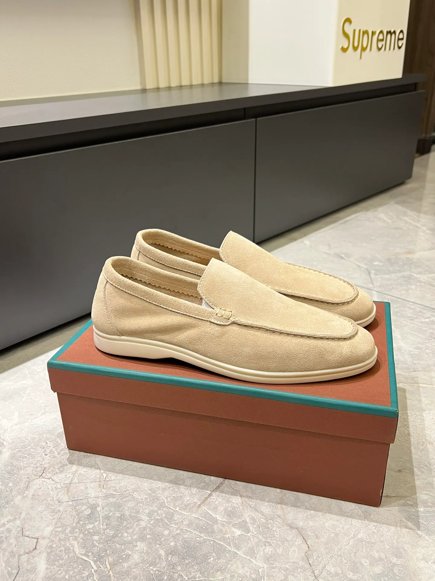 Men's shoes 💰p360 "Loro men's shoes 💰pian'*" Classic L men's shoes for couples 💰p Top version British flat loafers, a must-have item in old money style, the minimalist design is eye-catching and durable, a plus point for dressing The soft foot feel and texture are outstanding. They don’t scratch your feet and are very nice. They are matched with soft and waxy soles. They can be worn daily for a long time without getting tired. They are easy to wear, versatile and classic items, with perfect foot feel and texture! Imported cashmere fabric, the lining is made of imported A-grade water-dyed cow lining, the top version of the genuine leather midsole is sewn with pure handmade mark thread! Size: Female 35-40 (34. Customized) Male 38-44 (45.46. Customized)